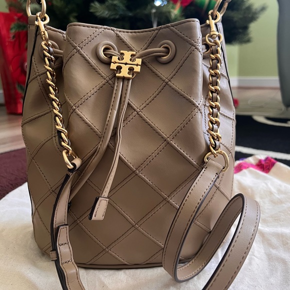 Tory Burch Tan Shoulder Bag with Drawstring Closure and Quilted Texture - Picture 3 of 10